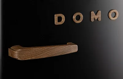 Retro mrazák - matně černý s dekorací dřeva - DOMO DO91777R