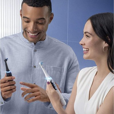 IO8 SERIES BLACK ONYX KARTÁČEK ORAL-B