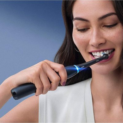 IO8 SERIES BLACK ONYX KARTÁČEK ORAL-B