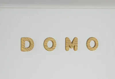 Retro mrazák - bílý s dekorací dřeva - DOMO DO91711R