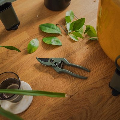 Zahradní nůžky s pouzdrem FISKARS